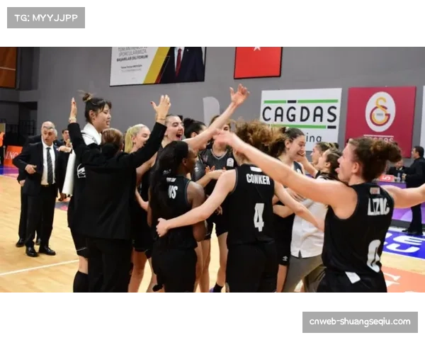 特写：季前赛海外赛，西雅图风暴与洛杉矶火花在墨西哥城受到热烈欢迎